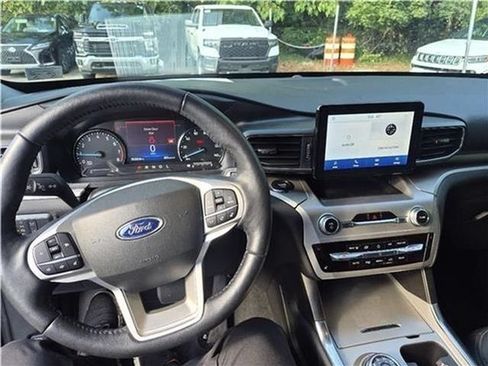 Used 2022 Ford Explorer XLT w/ Equipment Group 202A AWD/4WD image 33