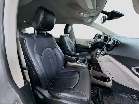 Used 2024 Chrysler Pacifica Touring-L FWD image 29