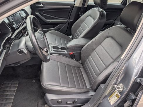 Used 2024 Volkswagen Jetta SE FWD image 2