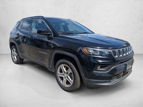 Used 2024 Jeep Compass Latitude AWD/4WD image 3
