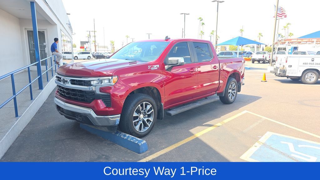Used 2022 Chevrolet Silverado 1500 LT w/ Z71 Off-Road Package AWD/4WD image 4