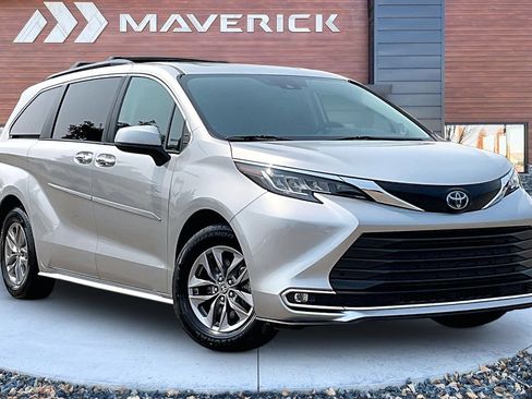 Used 2022 Toyota Sienna XLE w/ XLE Plus Package FWD image 1