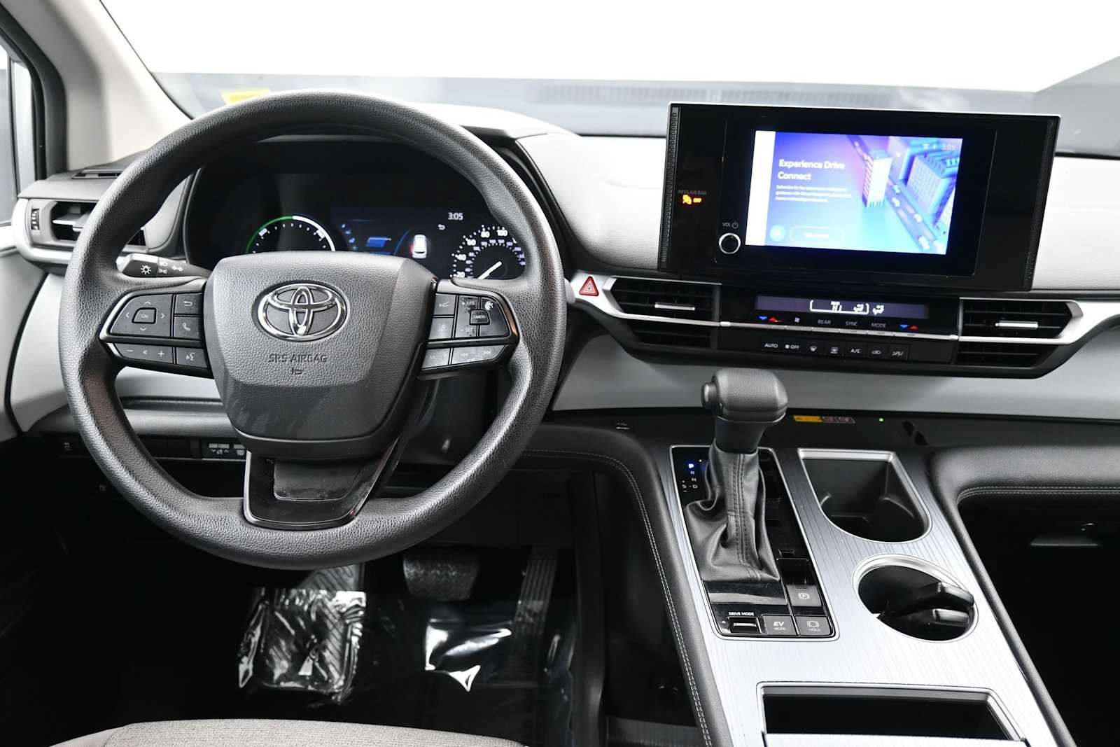 Used 2025 Toyota Sienna LE FWD image 19