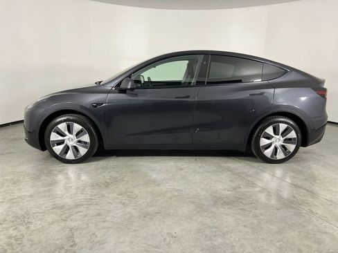 Used 2024 Tesla Model Y 2WD image 5