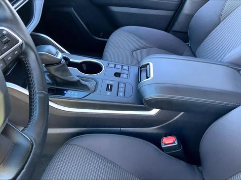 Used 2024 Toyota Highlander LE image 13