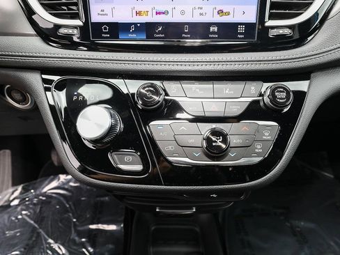 New 2026 Chrysler Pacifica Select AWD/4WD image 17