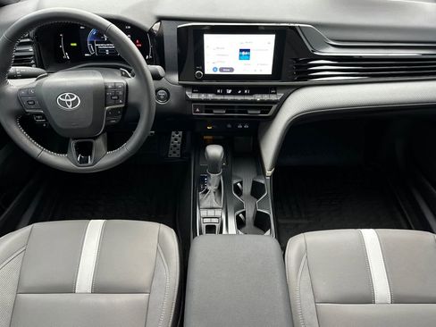 Used 2025 Toyota Camry SE image 3