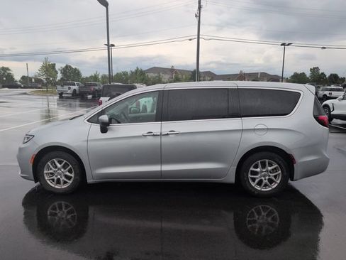 Used 2023 Chrysler Pacifica Touring-L FWD image 4