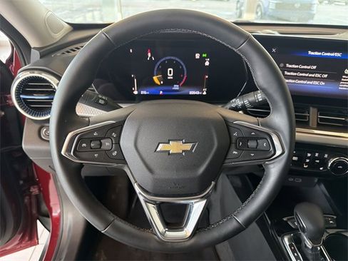 Certified 2025 Chevrolet Trax LT w/ LT Convenience Package image 28