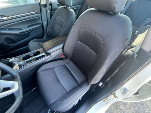 Used 2025 Nissan Altima 2.5 SV FWD image 37