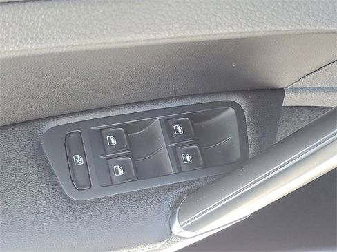 Used 2015 Volkswagen Golf S image 15