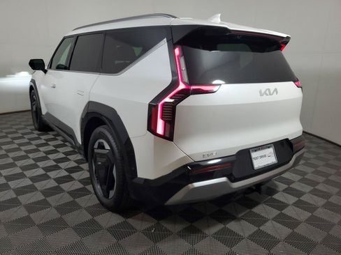 Used 2024 Kia EV9 Land AWD/4WD image 4
