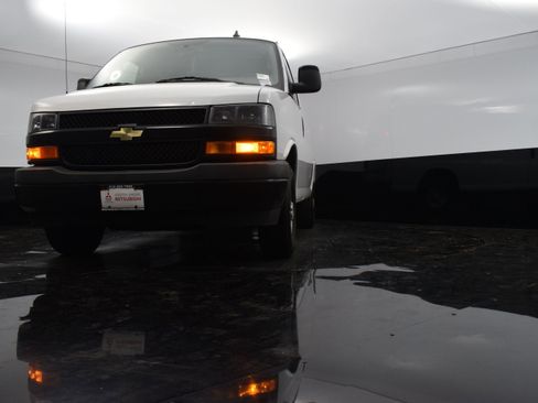 Used 2022 Chevrolet Express 2500 w/ Driver Convenience Package image 17