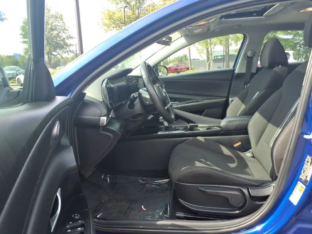 Used 2025 Hyundai Elantra SEL FWD image 14