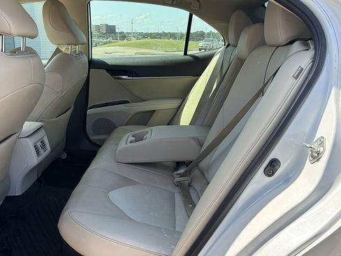 Used 2020 Toyota Camry XLE FWD image 7