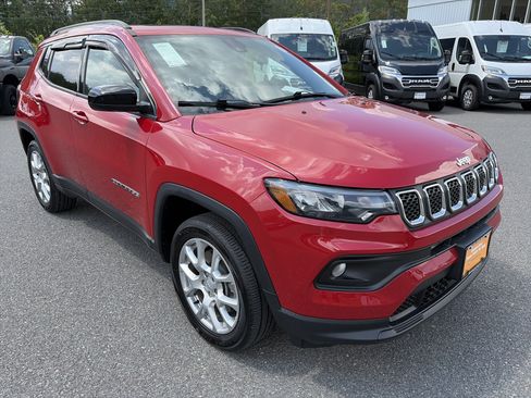 Used 2023 Jeep Compass Latitude w/ Sun and Sound Group AWD/4WD image 7