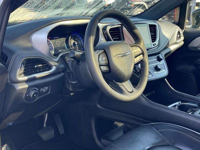 Used 2025 Chrysler Pacifica Limited FWD image 12