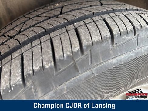 Used 2024 Chrysler Pacifica Touring-L image 11