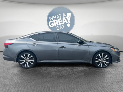 Used 2022 Nissan Altima 2.5 SR image 2