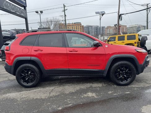 Used 2017 Jeep Cherokee Trailhawk image 6