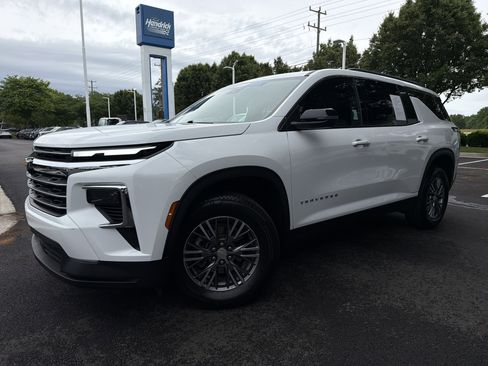 Used 2025 Chevrolet Traverse LT AWD/4WD image 5