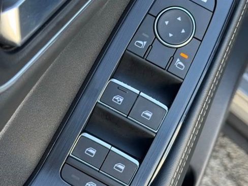 Used 2025 Nissan Rogue Platinum w/ Platinum Premium Package image 17