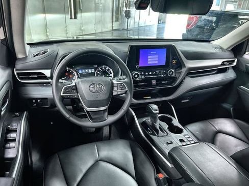 Used 2024 Toyota Highlander XLE FWD image 18