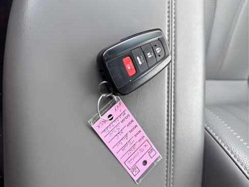 Used 2021 Toyota Avalon XLE image 26