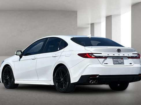 Used 2025 Toyota Camry SE image 6