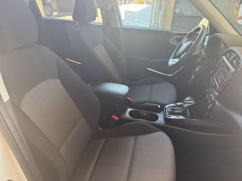 Used 2025 Kia Soul LX w/ LX Technology Package FWD image 33