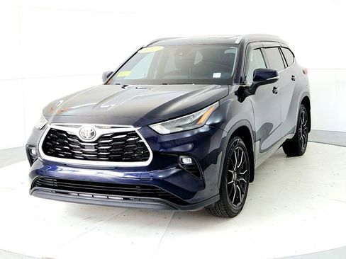 Used 2022 Toyota Highlander XLE AWD/4WD image 2
