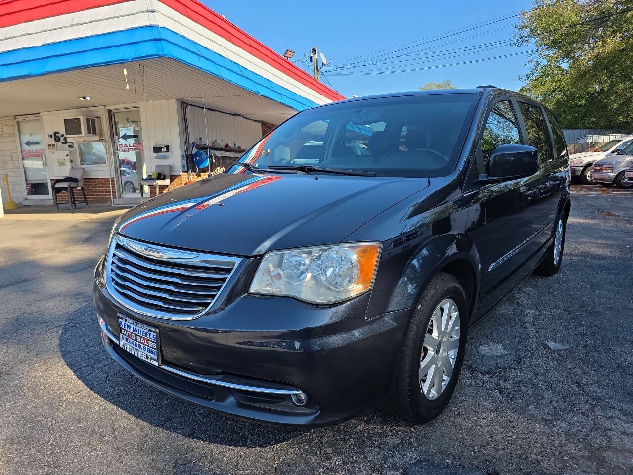Used 2014 Chrysler Town & Country Touring FWD image 1