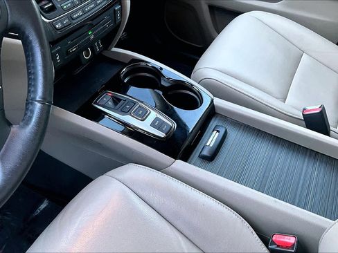 Used 2018 Honda Pilot Touring image 16