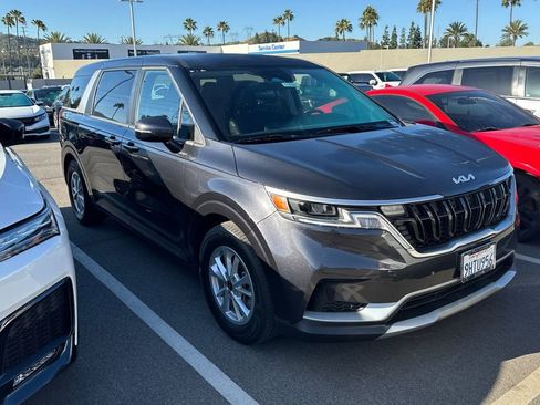 Used 2024 Kia Carnival LX image 2