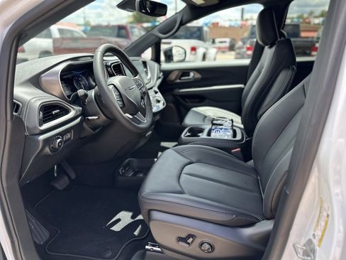 New 2025 Chrysler Pacifica Select image 19