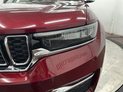 Used 2023 Jeep Grand Cherokee Limited image 29