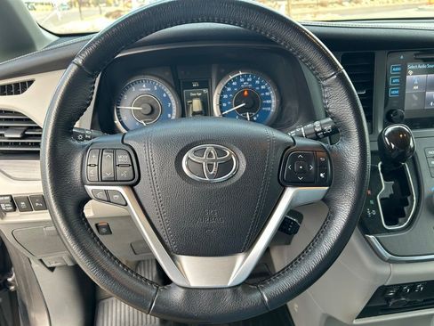 Used 2017 Toyota Sienna XLE Premium image 26