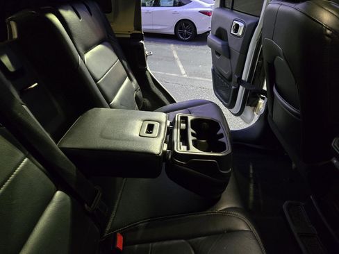 Used 2019 Jeep Wrangler Unlimited Sahara image 23