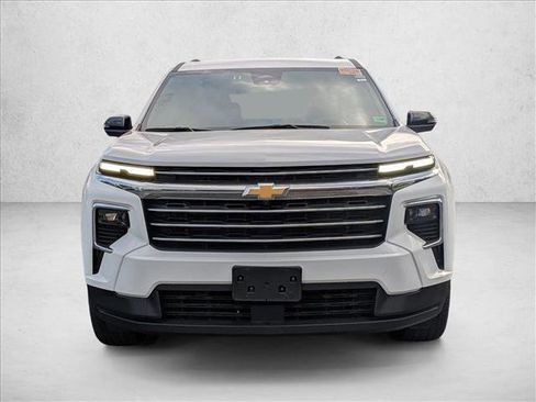 Used 2024 Chevrolet Traverse LT FWD image 2