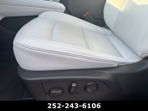 Used 2025 Chevrolet Suburban Premier RWD image 30