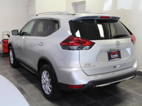 Used 2018 Nissan Rogue SV image 4