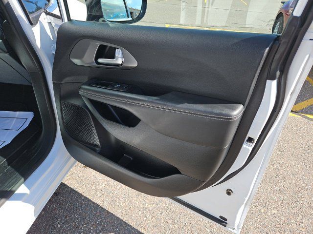 Used 2025 Chrysler Pacifica Select FWD image 31