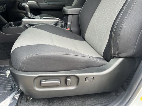 Used 2022 Toyota Tacoma TRD Off-Road w/ Technology Package image 15