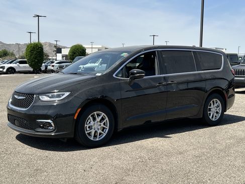 New 2026 Chrysler Pacifica Select FWD image 3