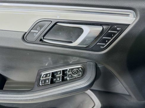 Certified 2021 Porsche Macan S image 11