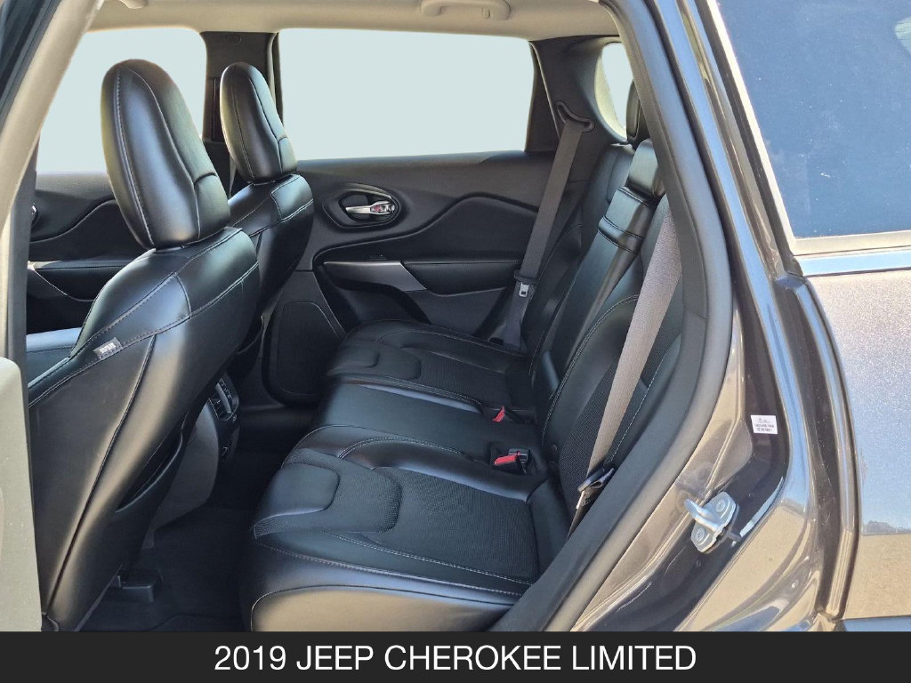 Used 2019 Jeep Cherokee Limited w/ Technology Group FWD image 13
