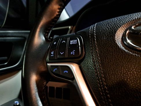 Certified 2018 Toyota Highlander Plus w/ Carpet Mat Package (TMS) image 24