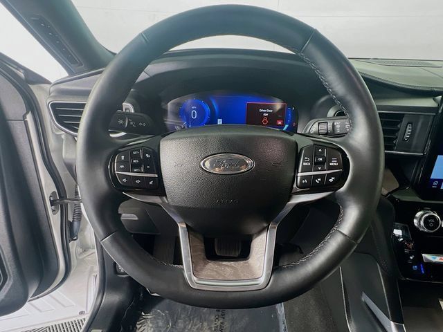 Used 2023 Ford Explorer Platinum w/ Technology Package RWD image 15