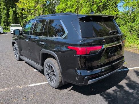 Used 2023 Toyota Sequoia Limited w/ Tow Technology Package AWD/4WD image 9