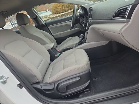 Used 2017 Hyundai Elantra SE image 11